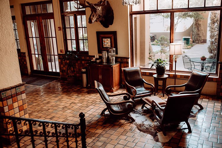 Hotel El Capitan (Patio Bar & Gopher Hole Lounge)